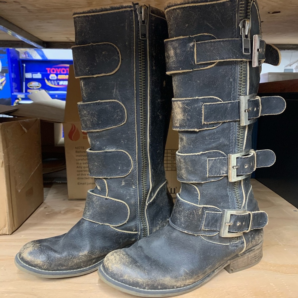 Buckle boot